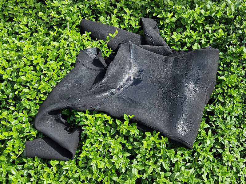 Schmutziger-Neoprenanzug-waschen_wettieclean_neoprenwaschmitte_800_reduziert
