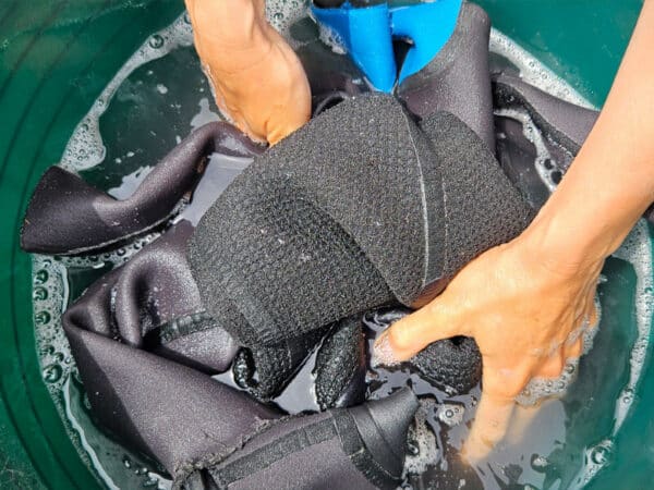 dreckiger-neopren-richtig-waschen-neoprenwaschmittel_800_reduziert