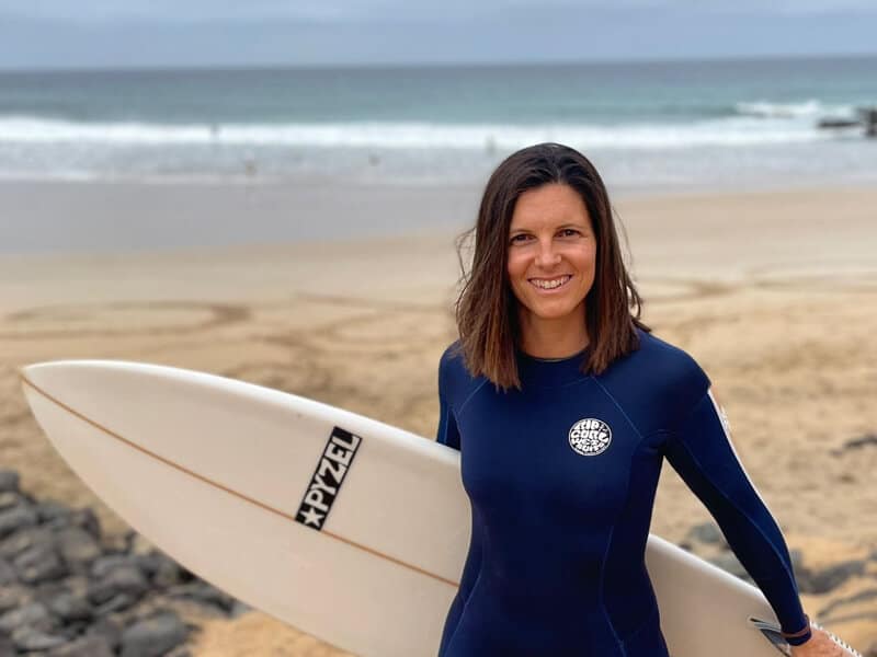 Surferin mit Neoprenanzug zum waschen